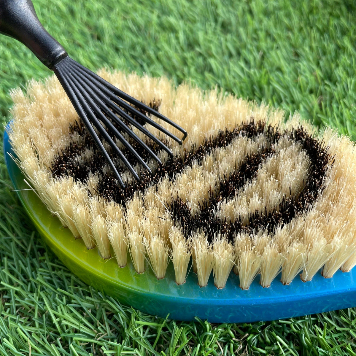 Wavey Department medium soft curved brush